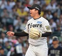 　３回、広岡を空振り三振に斬り、ほえる村上（撮影・北村雅宏）