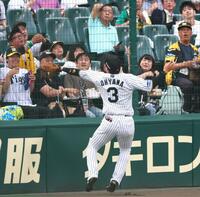 　１回、頓宮の打球をフェンス際でキャッチする一塁手・大山（撮影・立川洋一郎）