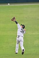 　３回、広岡の飛球を好捕する小幡（撮影・西田忠信）