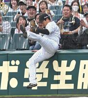 　１回、頓宮の邪飛を好捕する大山（撮影・飯室逸平）