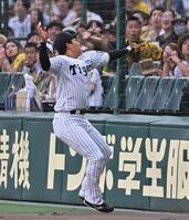 　１回、頓宮の邪飛を捕球する大山（撮影・西田忠信）