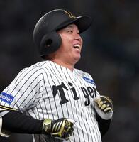 　６回、内野安打を放ち、笑みがこぼれる村上（撮影・北村雅宏）