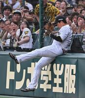 　１回、頓宮の邪飛を捕球する大山（撮影・西田忠信）