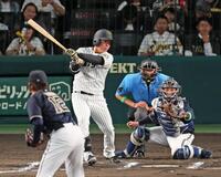 　６回、内野安打を放つ村上（撮影・立川洋一郎）