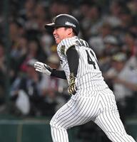 　６回、チーム初安打を放ち、一塁へ向かう村上（撮影・飯室逸平）