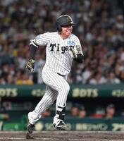 　６回、村上は懸命に走り、内野安打をもぎ取る（撮影・北村雅宏）