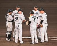 　７回、マウンドに集まる村上（４１）ら阪神ナイン（撮影・西田忠信）