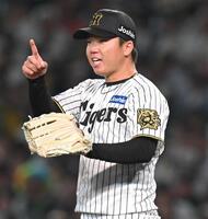 　７回、野手に声をかける村上（撮影・飯室逸平）