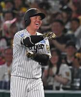 　６回、チーム初安打を放ち、笑顔を見せる村上（撮影・飯室逸平）