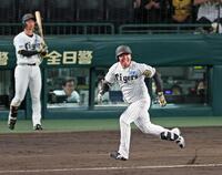 　６回、内野安打を放つ村上（撮影・立川洋一郎）