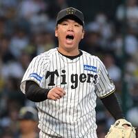 　４回、頓宮を空振り三振に斬り、ほえる村上（撮影・北村雅宏）