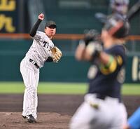 　２回、杉本（右）を三振に仕留める村上（撮影・西田忠信）