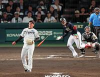 　７回、紅林に中前打を打たれて悔しがる村上（撮影・立川洋一郎）