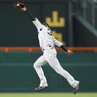 阪神・小幡竜平の超ファインプレーに甲子園騒然 村上も目を丸くして