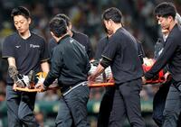 　９回、広岡の打球が直撃し、担架で運ばれる石井（撮影・北村雅宏）