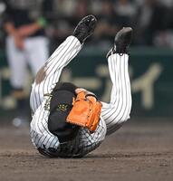 　９回、広岡の打球が直撃し、うずくまる石井（撮影・飯室逸平）