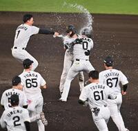 　１０回、サヨナラ打を放ちナインの祝福を受ける木浪（０）＝撮影・西田忠信