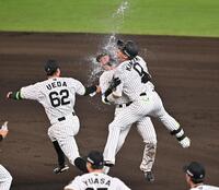 　１０回、サヨナラ打を放ちナインの祝福を受ける木浪（右）＝撮影・西田忠信