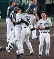 　１０回、サヨナラ打を放ち坂本（中央）と抱き合って喜ぶ木浪（撮影・立川洋一郎）