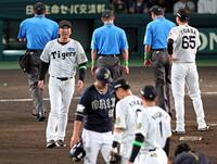 　９回、小幡と一走・広岡が交錯し、リプレー検証を求めた藤川監督（左から２人目）＝撮影・立川洋一郎