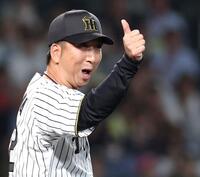 　９回、西川の一塁セーフ判定にリクエストする藤川監督（撮影・北村雅宏）