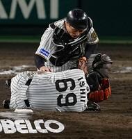 　９回、広岡のライナーが頭部に直撃し、倒れ込む石井。捕手・坂本
