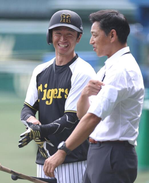 先輩と話し込む近本が少年のような笑顔