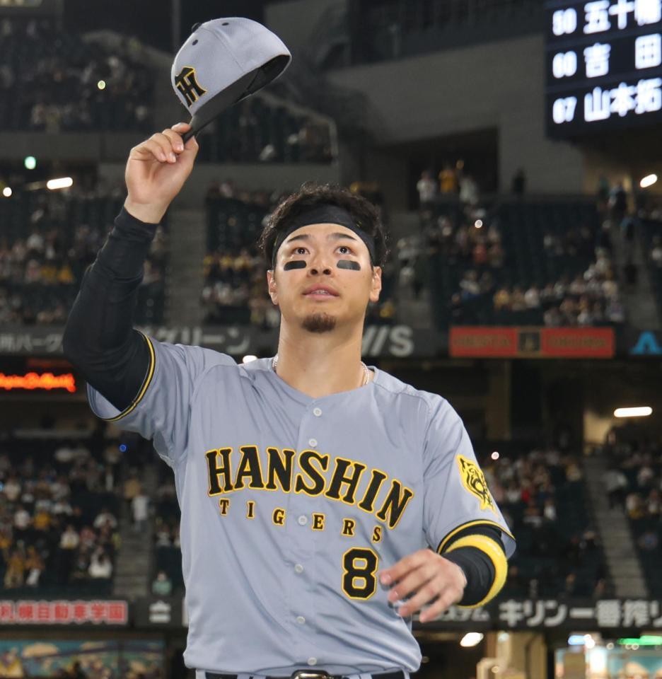 お立ち台でファンの声援に応える阪神・佐藤輝明＝エスコンフィールド（撮影・田中太一）