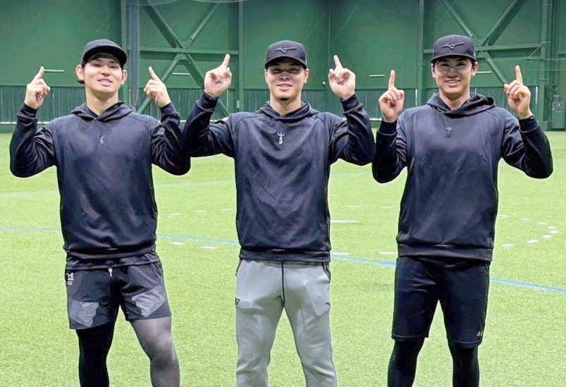 　自主トレ後にポーズを決める（左から）佐藤太紀さん、佐藤輝、日本ハム・阪口（佐藤太紀さん提供）