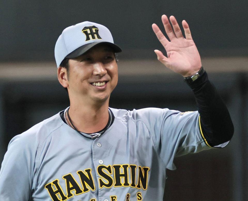 　スタンドの声援に手を振る藤川監督（撮影・田中太一）