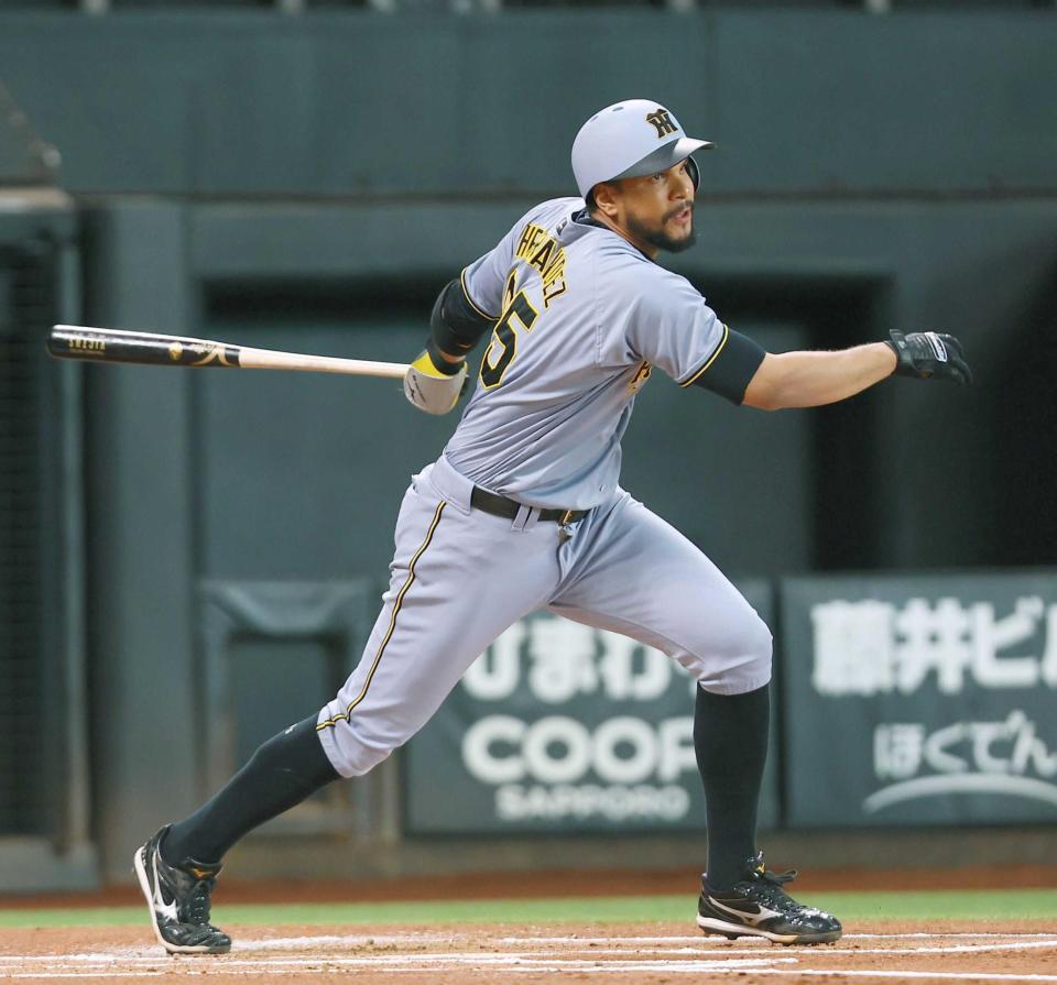 　１回、右前適時打を放つヘルナンデス（撮影・中島達哉）