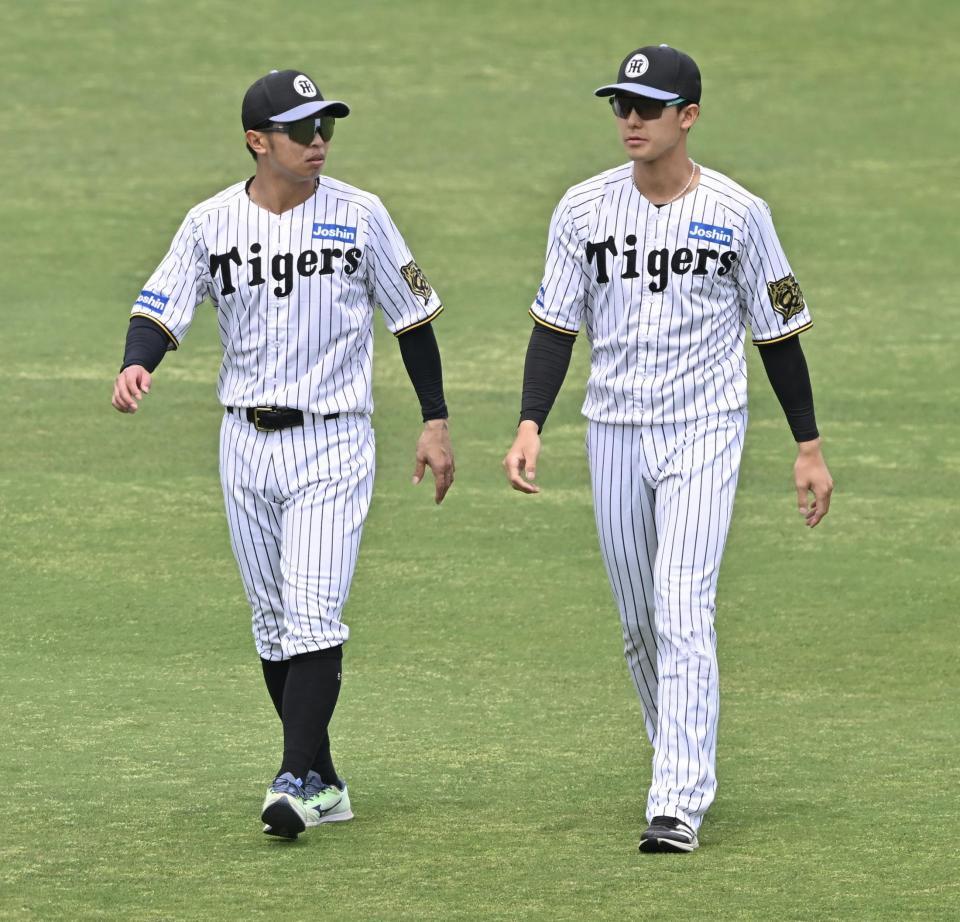 　１軍の試合前練習に合流した小幡（右）＝撮影・西田忠信