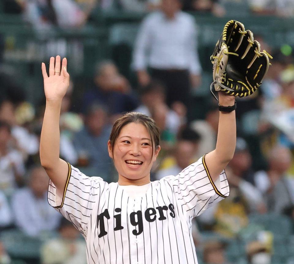　始球式を務め、観客の声援に応える冨田せな（撮影・北村雅宏）