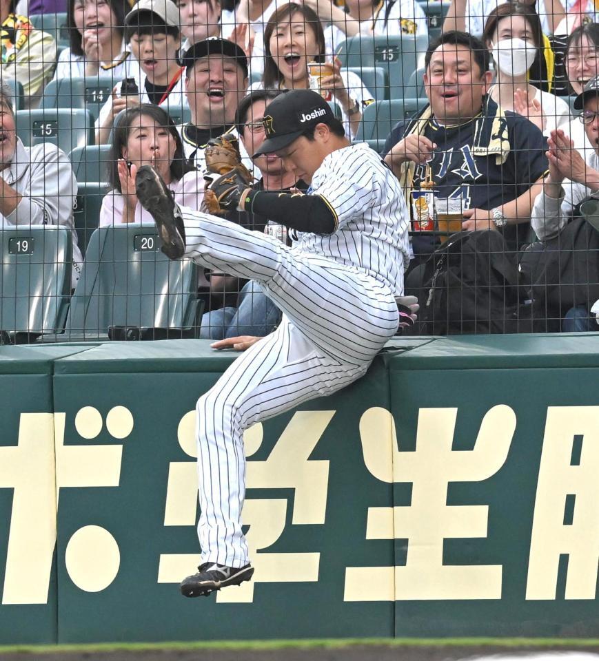 　１回、頓宮の邪飛を好捕する大山（撮影・飯室逸平）