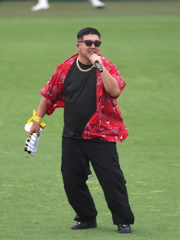 　ミニライブで場内を盛り上げる湘南乃風・ＲＥＤ　ＲＩＣＥ（撮影・立川洋一郎）