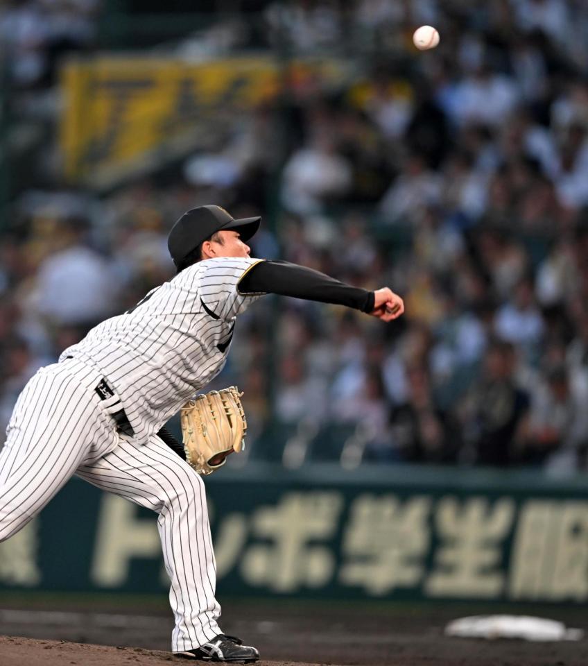 　３回、スローボールを投じる村上（撮影・飯室逸平）