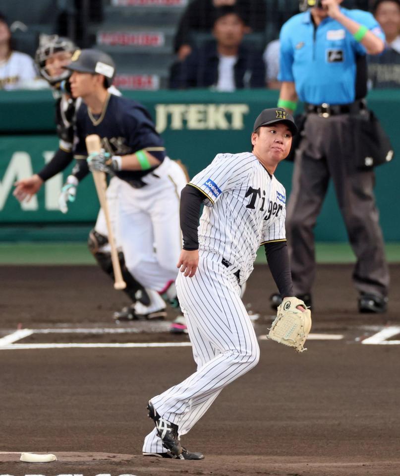 　１回、西川を左飛に打ち取る村上（撮影・立川洋一郎）