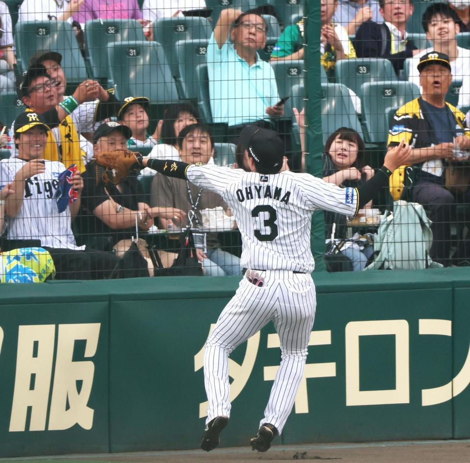 　１回、頓宮の打球をフェンス際でキャッチする一塁手・大山（撮影・立川洋一郎）
