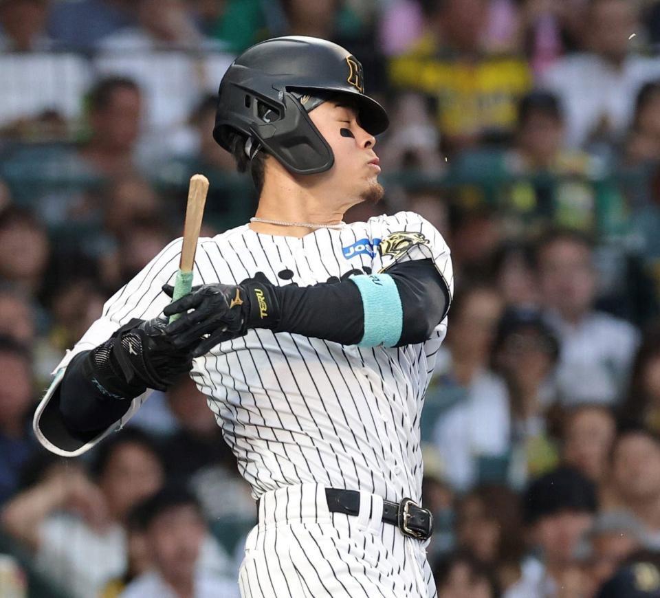 　２回、バットを折られて三飛に倒れる佐藤輝（撮影・北村雅宏）