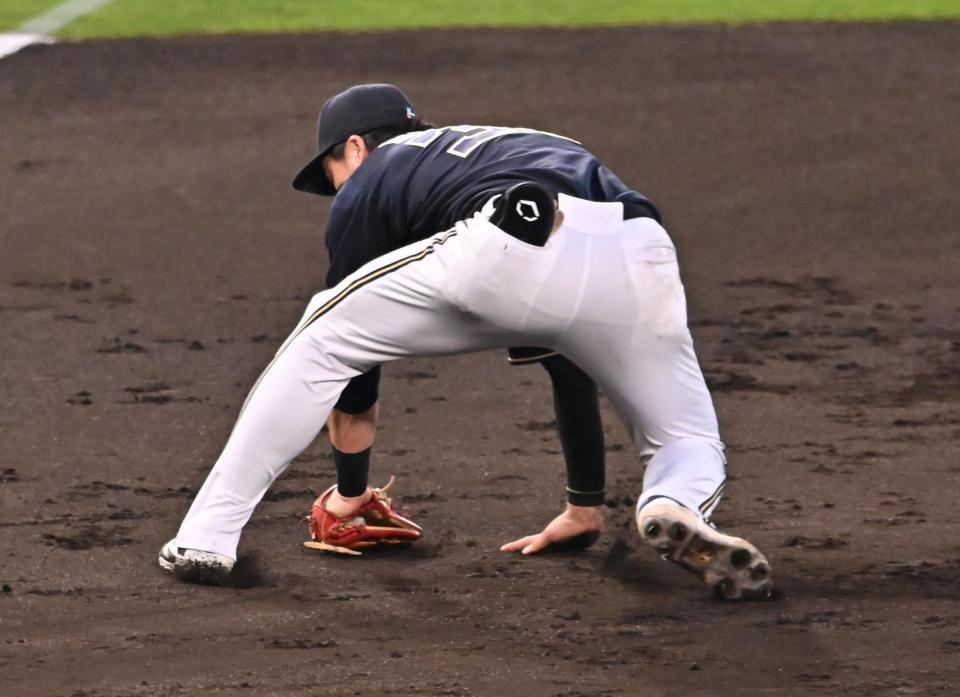 　５回、大山の打球を好捕する広岡（撮影・西田忠信）