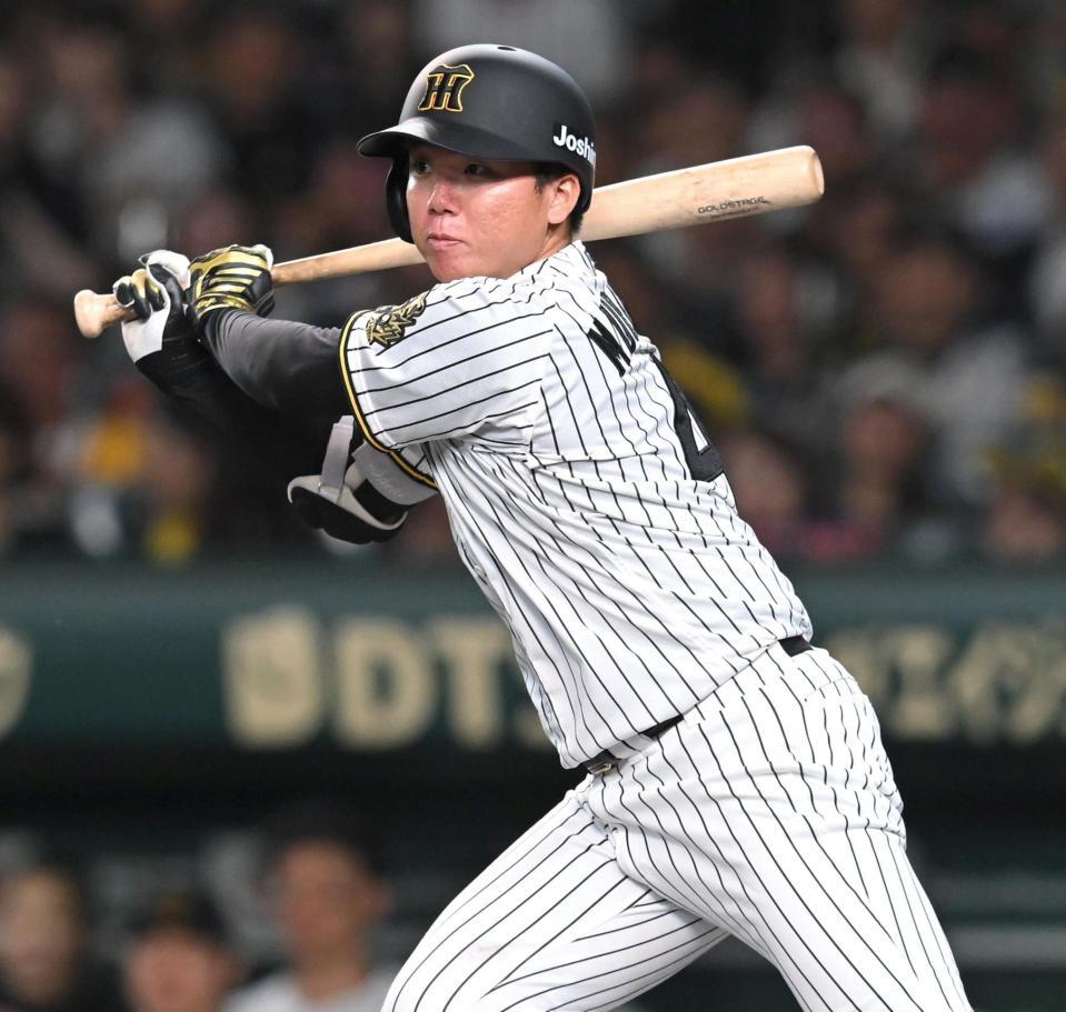 　６回、チーム初安打を放つ村上（撮影・飯室逸平）