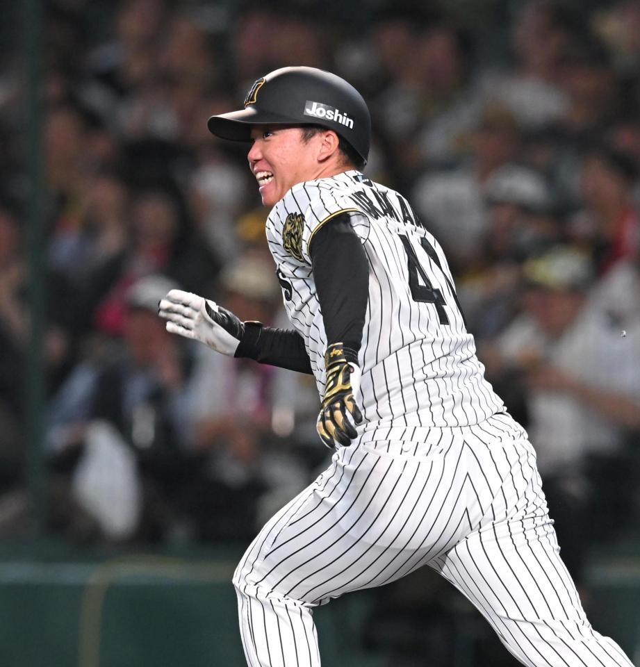 　６回、チーム初安打を放ち、一塁へ向かう村上（撮影・飯室逸平）