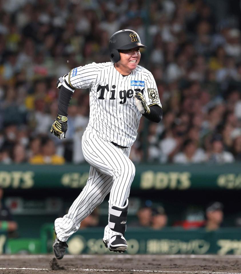 　６回、村上は懸命に走り、内野安打をもぎ取る（撮影・北村雅宏）