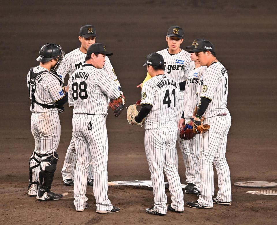 　７回、マウンドに集まる村上（４１）ら阪神ナイン（撮影・西田忠信）