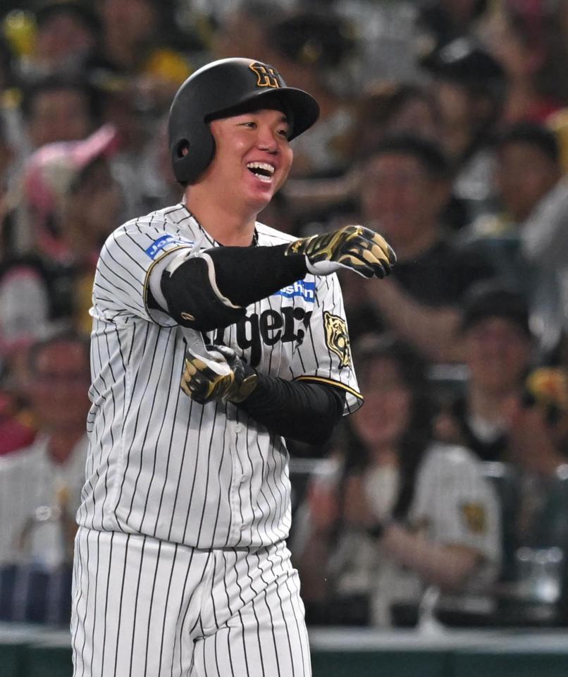 　６回、チーム初安打を放ち、笑顔を見せる村上（撮影・飯室逸平）