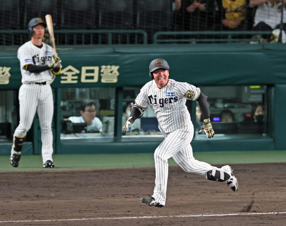 　６回、内野安打を放つ村上（撮影・立川洋一郎）