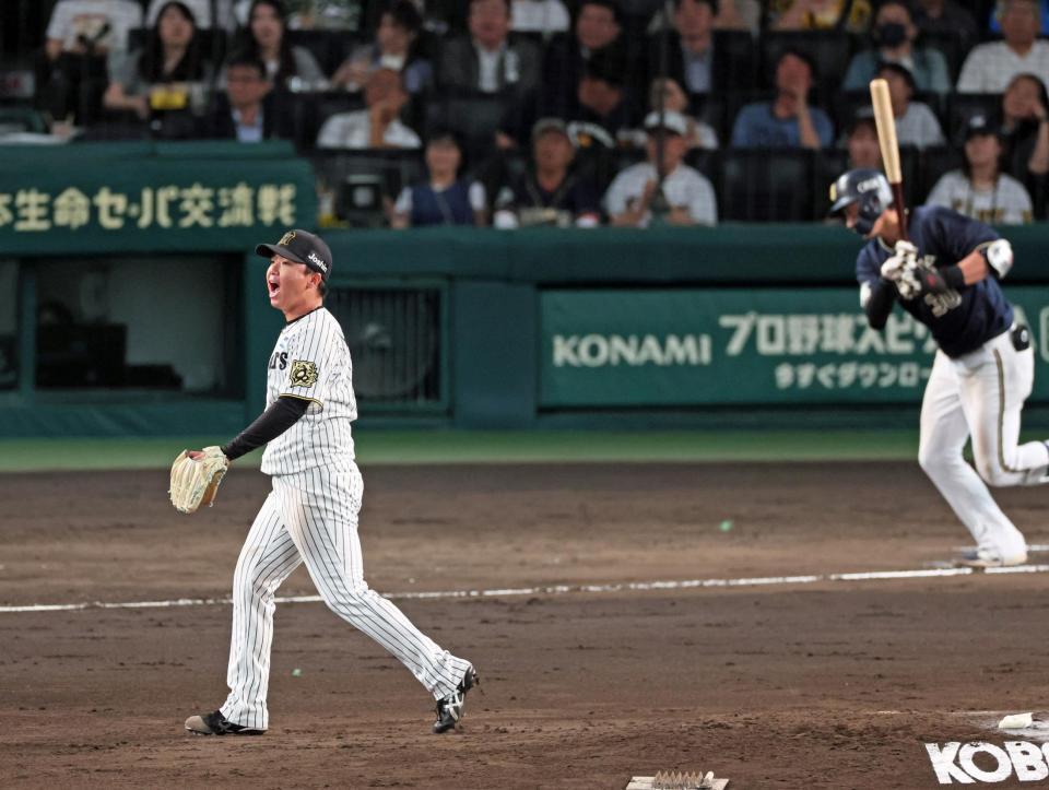 　６回、広岡を二飛に打ち取ってほえる村上（撮影・立川洋一郎）