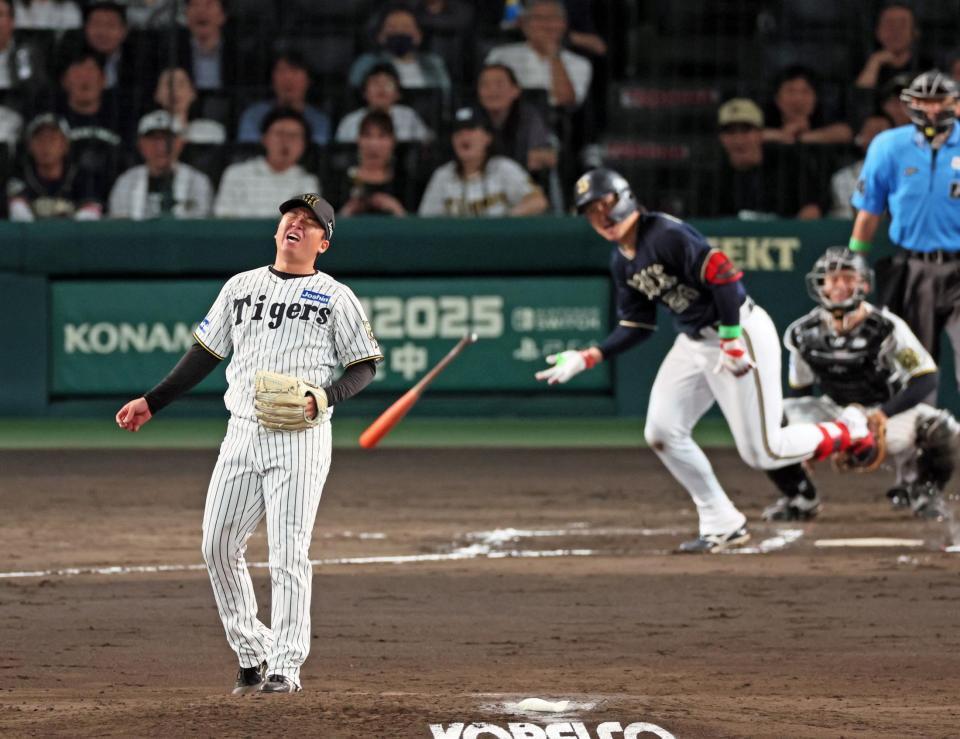 　７回、紅林に中前打を打たれて悔しがる村上（撮影・立川洋一郎）