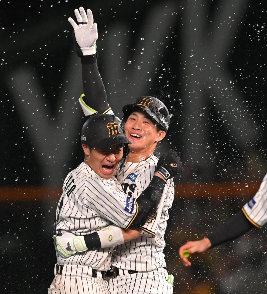　サヨナラを決め歓喜する木浪と坂本（撮影・飯室逸平）