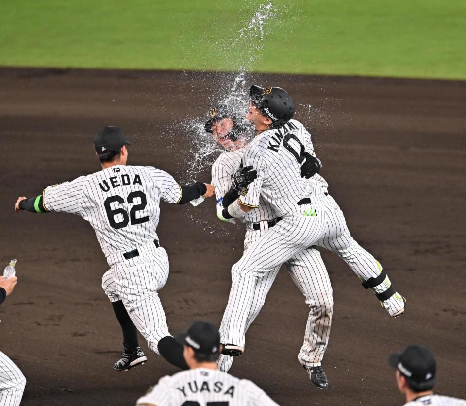 　１０回、サヨナラ打を放ちナインの祝福を受ける木浪（右）＝撮影・西田忠信